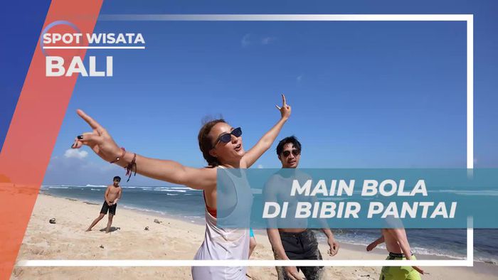 Menggelar Pertandingan Bola di Bibir Pantai Bali  