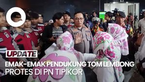 Video: Emak-emak Pendukung Tom Lembong Cekcok dengan Petugas di PN Tipikor