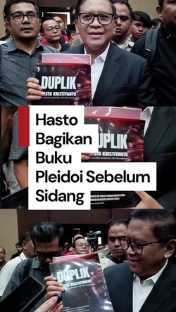 Video: Hasto Bagikan Buku Pleidoi Sebelum Sidang Duplik