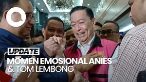 Video Momen Emosional Anies Genggam Tangan Tom Lembong yang Diborgol