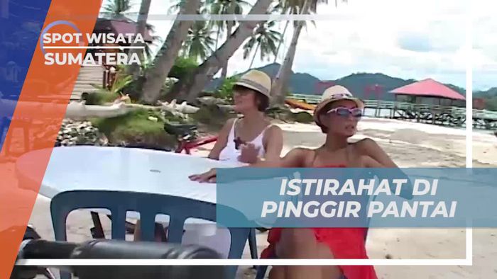 Bersantai di Pinggir Pantai dan Menikmati Air Kelapa di Sumatera  