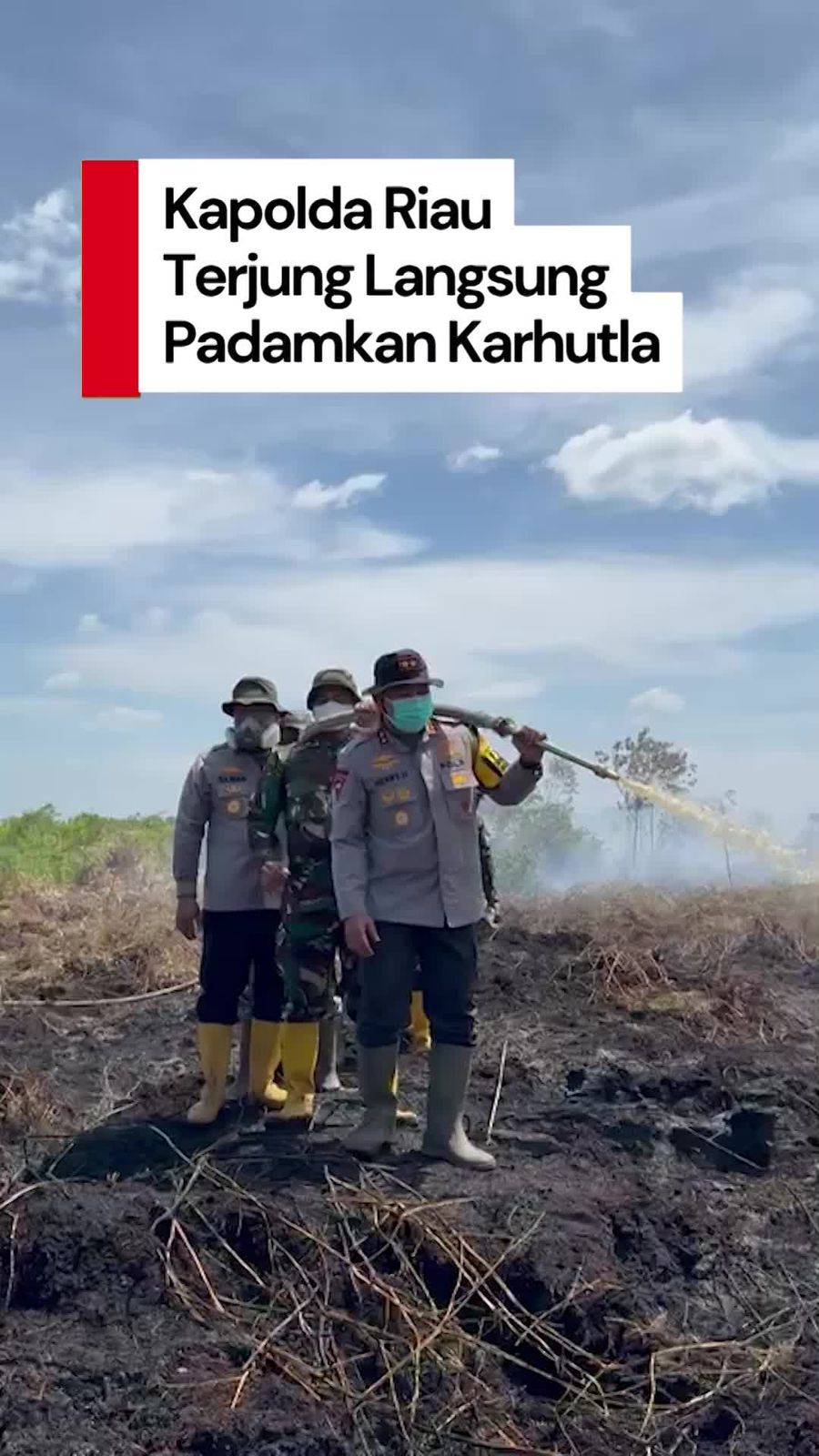 Video: Aksi Kapolda Riau Ikut Padamkan Karhutla di Rohil