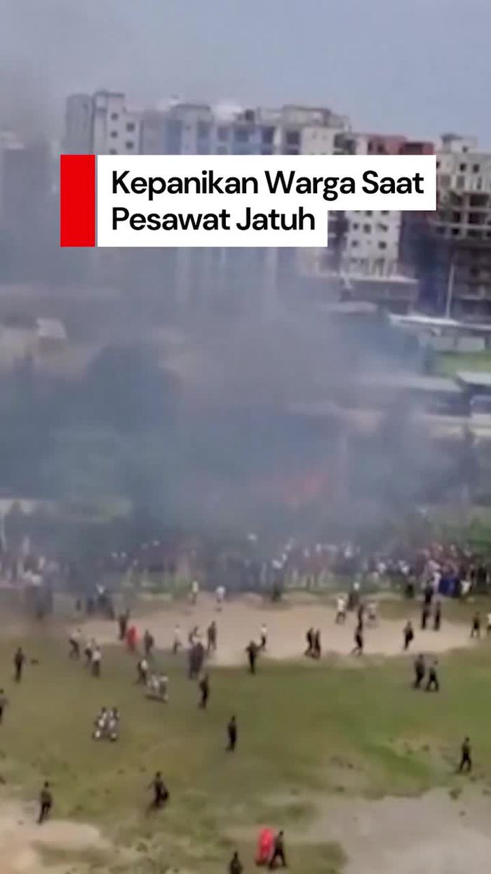 Video: Kepanikan Warga Bangladesh Saat Pesawat Latih Jatuh-Terbakar