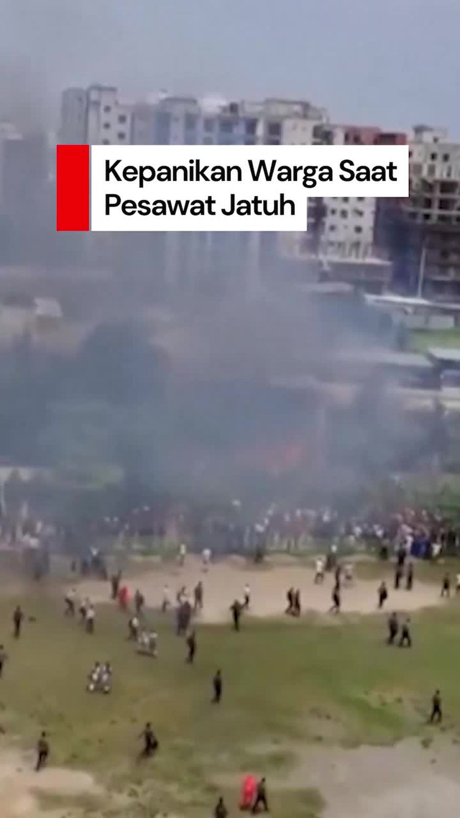Video: Kepanikan Warga Bangladesh Saat Pesawat Latih Jatuh-Terbakar