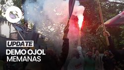 Video: Demo Ojol Sempat Memanas, Massa Nyalakan Flare