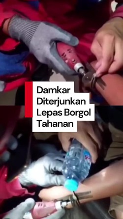 Video: Polisi Minta Tolong Damkar Buka Borgol Tahanan yang Macet