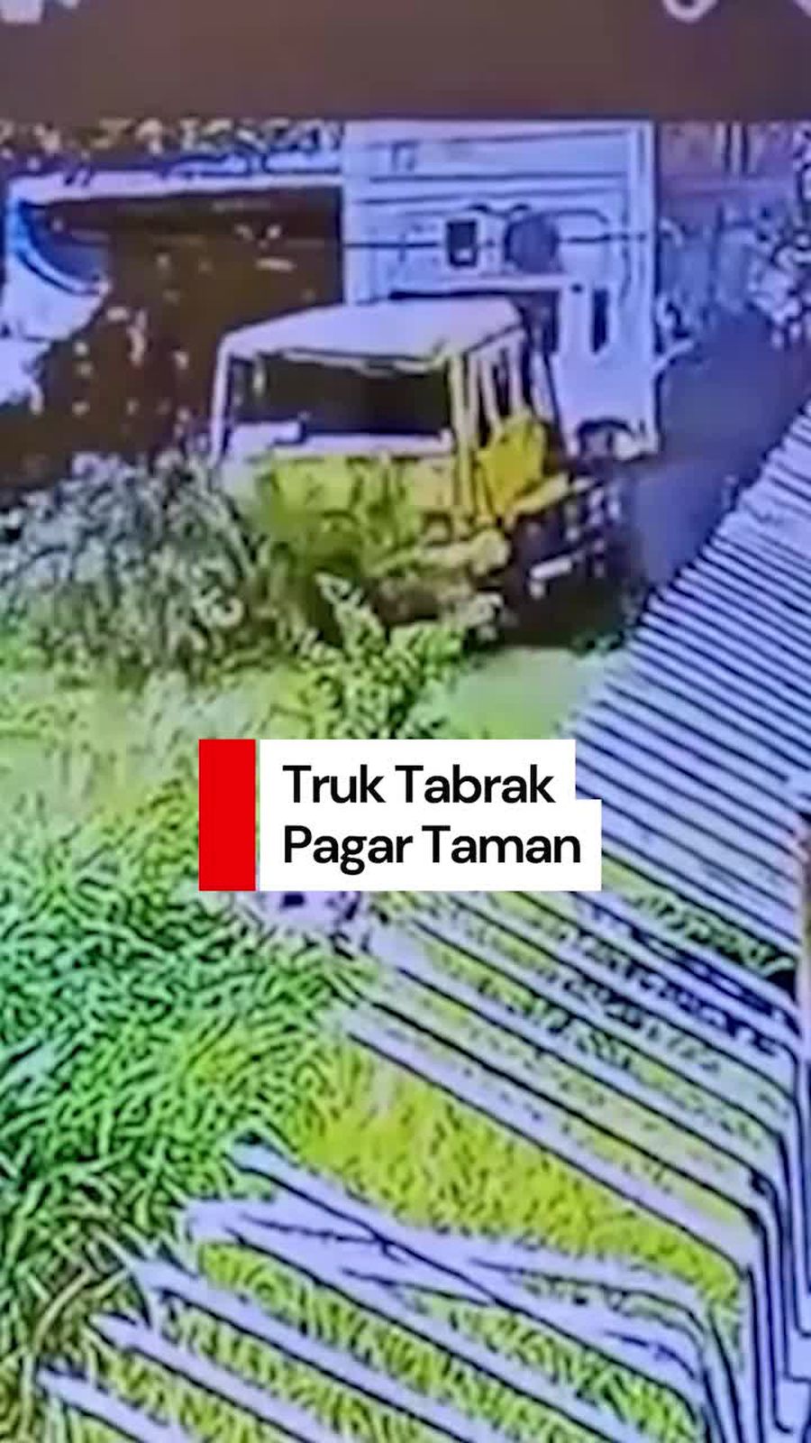Video: Detik-detik Truk Tabrak Pagar Taman di Makassar gegara Rem Blong