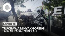 Video: Truk Bawa Minyak Goreng Oleng-Tabrak Pagar Sekolah di Rembang