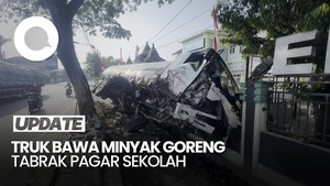 Video: Truk Bawa Minyak Goreng Oleng-Tabrak Pagar Sekolah di Rembang