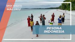 Memperagakan Keberagaman Suku dengan Pakaian Adat di Pantai Ngurbloat, Maluku  