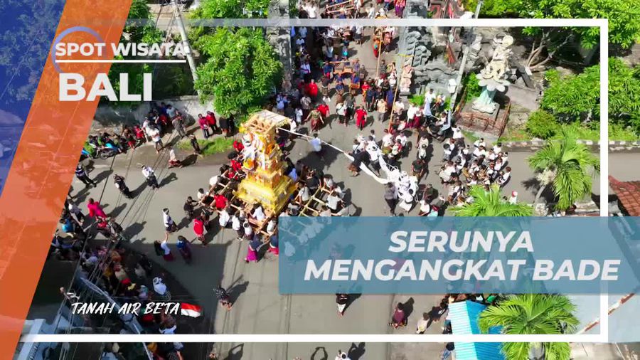  Menangkap Keseruan Mengangkat Bade Saat Upacara Ngaben di Bali  