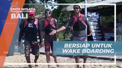  Bersiap Melakukan Wake Boarding dan Mendengar Arahan Pelatih di Bali  