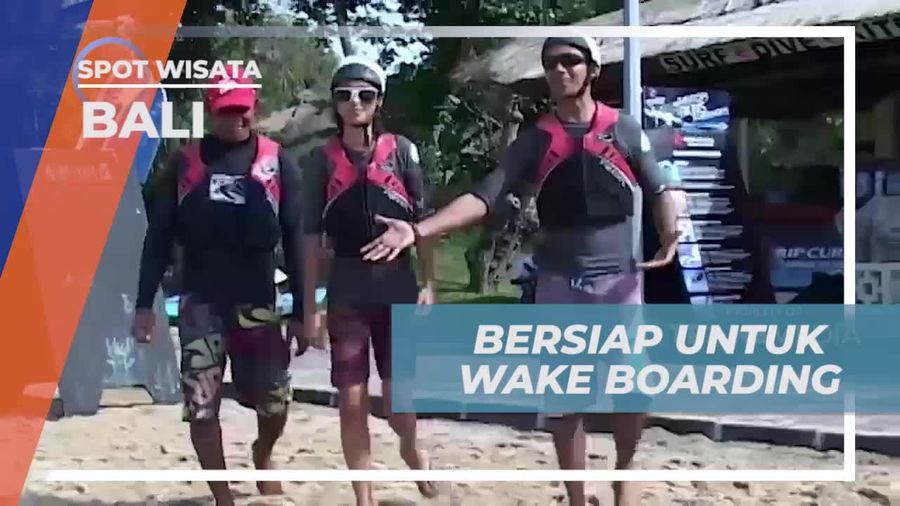  Bersiap Melakukan Wake Boarding dan Mendengar Arahan Pelatih di Bali  