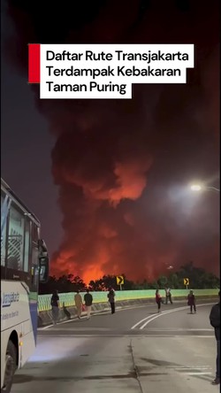 Video: Kebakaran Taman Puring Bikin Penumpang TJ Koridor 13 Jalan Kaki