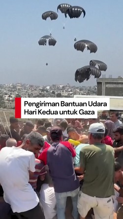 Video: Momen Bantuan Udara Hari Kedua Diterjunkan ke Gaza