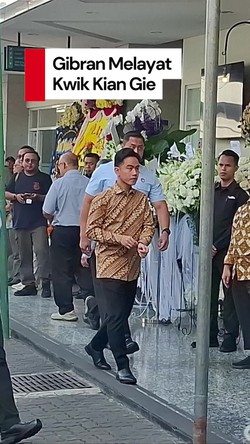 Video: Momen Gibran Melayat ke Rumah Duka Kwik Kian Gie