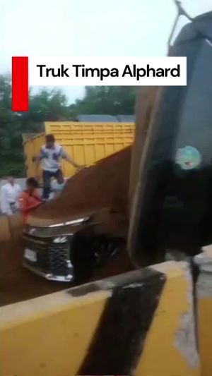 Video: Truk Tanah Terguling Timpa Alphard di Tol Karawang Barat