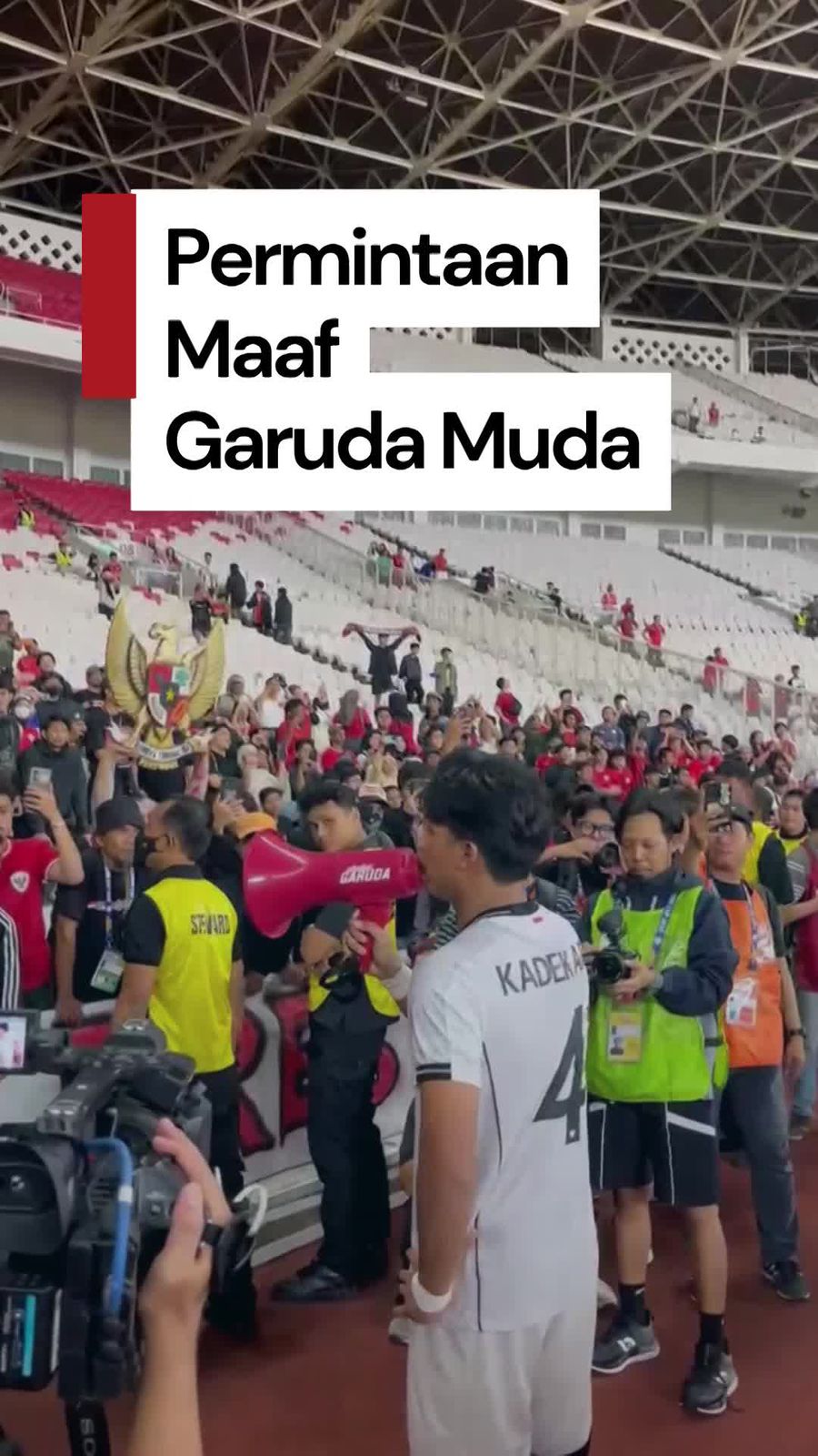 Video: Momen Pemain Timnas Indonesia U-23 Sambangi Suporter-Minta Maaf
