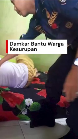 Video: Aksi Damkar di Tangerang Diminta Bantu Tangani Orang Kesurupan