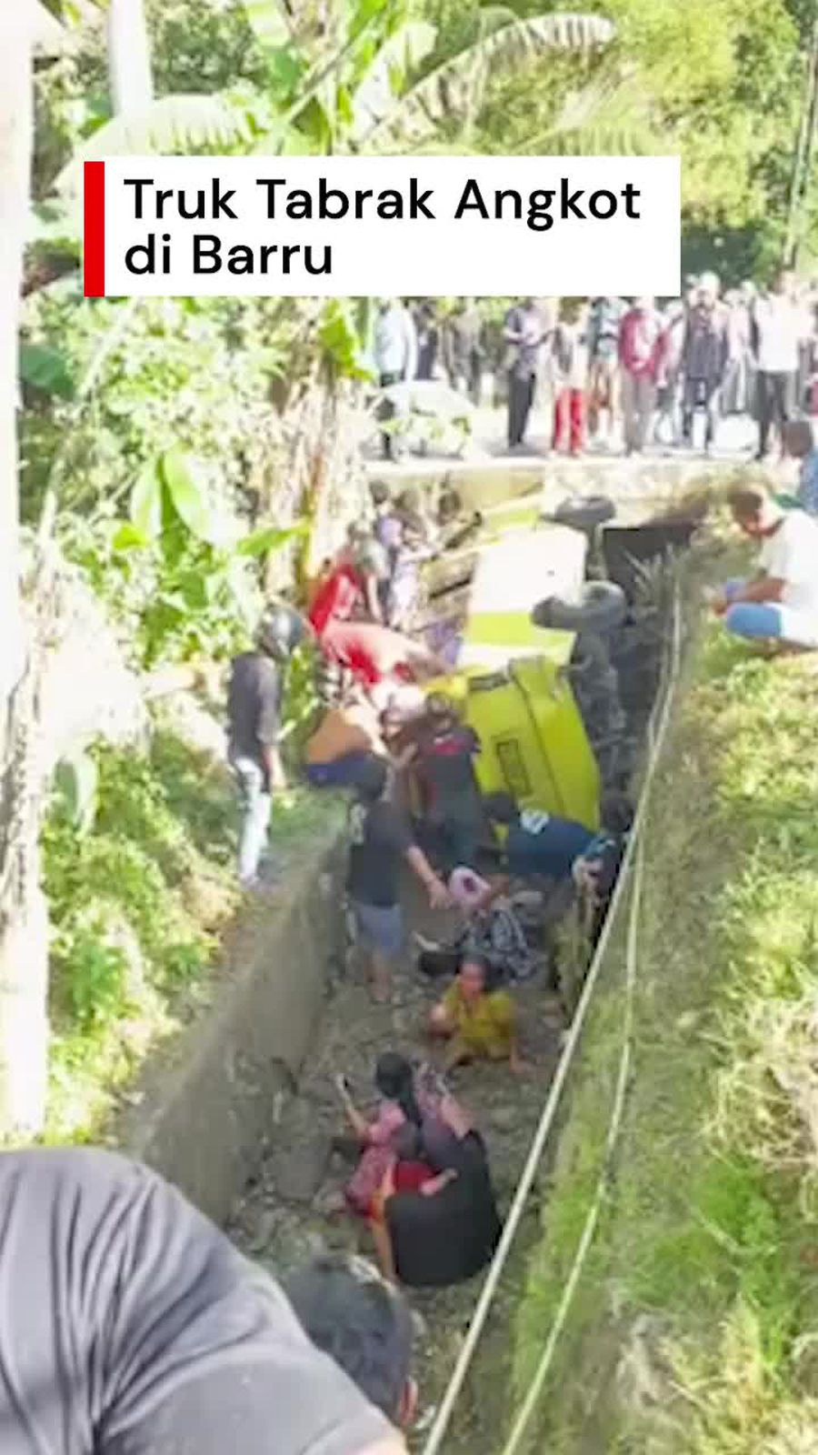 Video: Truk Tabrak Angkot Rombongan Peziarah di Sulsel, 13 Luka