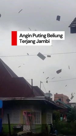 Video: Angin Puting Beliung Terjang Jambi, Atap Rumah Berterbangan
