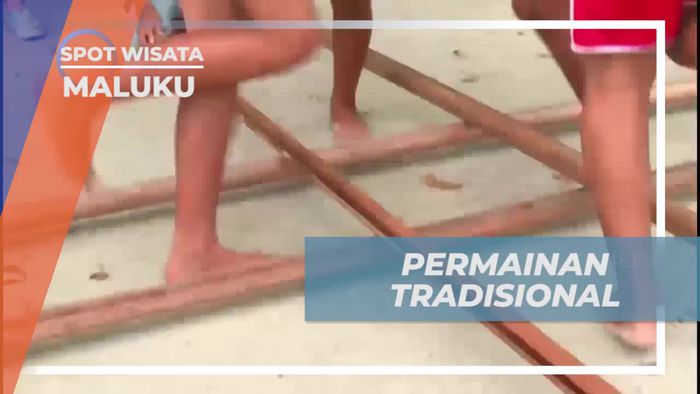 Mencoba Permainan Tradisional Saureka Reka di Pantai Natsepa Maluku  