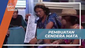 Mengamati Ibu-Ibu Menyulam Hasil Tangan di Gorontalo  