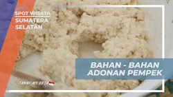Membuat Adonan Pempek dari Tepung Tapioka dan Ikan di Desa Burai, Sumatera Selatan  