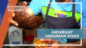 Membuat Minuman Khas Saronso dari Parutan Kelapa dan Gula Merah di Pulau Selayar, Sulawesi  