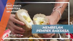 Membelah Pempek Raksasa Kapal Selam yang Sudah Dibuat di Desa Burai, Sumatera Selatan  