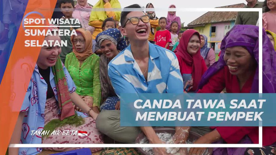 Bercanda dan Bersenda Gurau Saat Membuat Pempek Bersama Warga di Sumatera Selatan  