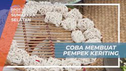 Mencoba Membuat Pempek Keriting dengan Antusias di Desa Burai, Sumatera Selatan  