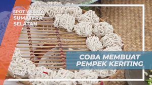Mencoba Membuat Pempek Keriting dengan Antusias di Desa Burai, Sumatera Selatan  