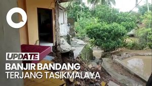 Video Momen Petugas Evakuasi Korban Banjir Bandang Tasik dari Plafon Rumah