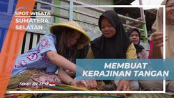 Membuat Kerajinan Tangan dari Purun Kering di Desa Burai Sumatera Selatan  