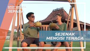Bersantai di Cafe Amora sambil Menikmati Es Kelapa Setelah Aktivitas Laut di Karimun Jawa  