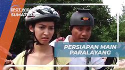 Memperoleh Arahan dari Instruktur Sebelum Melakukan Paralayang di Bukit Gado-gado Sumatera  