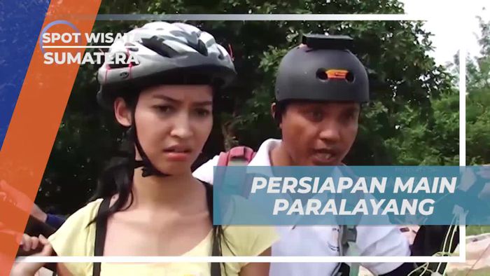 Memperoleh Arahan dari Instruktur Sebelum Melakukan Paralayang di Bukit Gado-gado Sumatera  