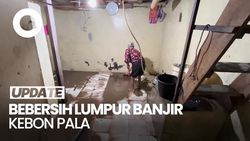 Video: Warga Mulai Bersihkan Sisa Lumpur Banjir Kebon Pala Jaktim