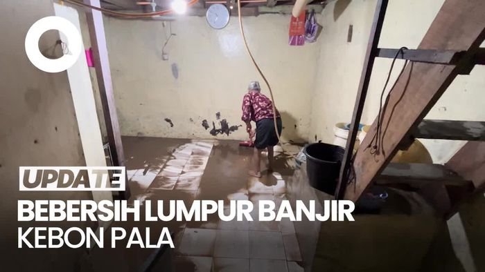 Video: Warga Mulai Bersihkan Sisa Lumpur Banjir Kebon Pala Jaktim