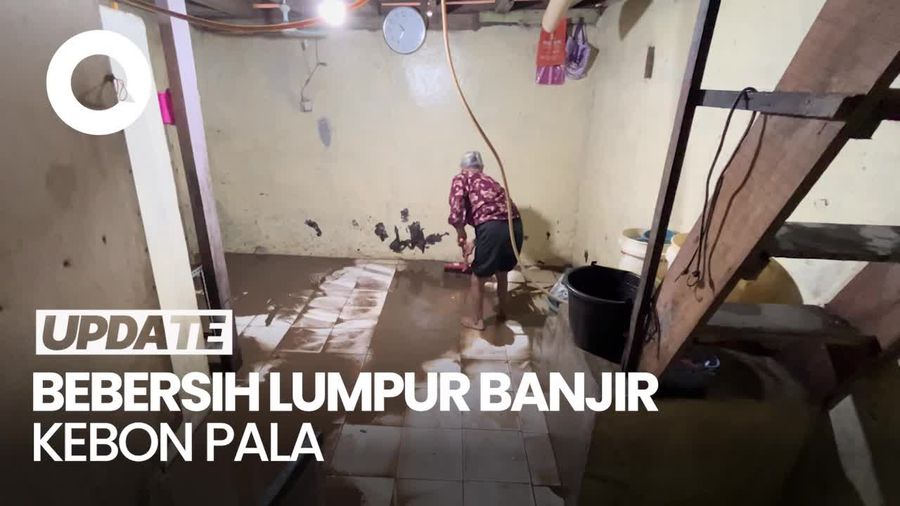 Video: Warga Mulai Bersihkan Sisa Lumpur Banjir Kebon Pala Jaktim