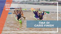Merayakan Sukses di Garis Finish Setelah Latihan Mendayung Perahu Bidar di Sumatera Selatan