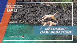 Melompat dari Bebatuan Menantang di Natural Pool Pantai Bias Tugel Bali