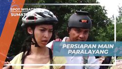 Menyiapkan Diri untuk Terbang Paralayang di Bukit Gado-Gado dengan Instruktur Berpengalaman