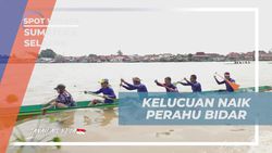 Menertawakan Kelucuan Saat Dayung Terlepas Saat Latihan Perahu Bidar di Sumatera Selatan