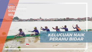 Menertawakan Kelucuan Saat Dayung Terlepas Saat Latihan Perahu Bidar di Sumatera Selatan