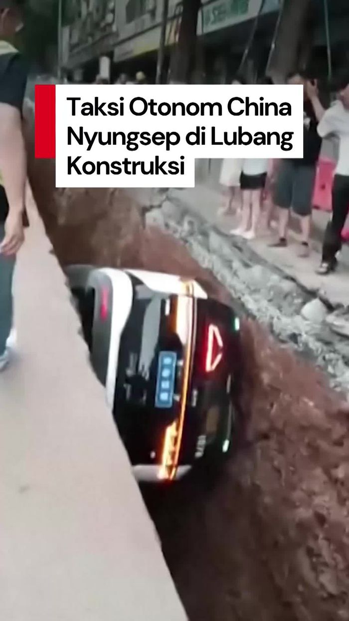Video: Taksi Tanpa Sopir di China Nyungsep di Galian Konstruksi