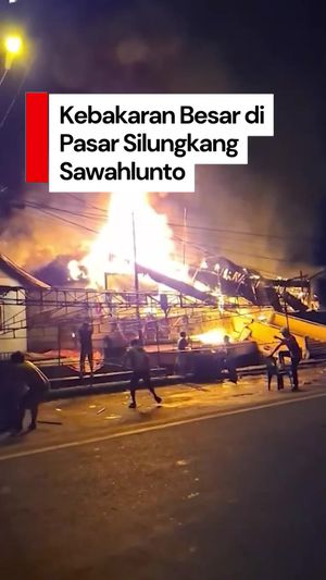 Video: Kebakaran Pasar Silungkang Sawahlunto, 10 Toko Hangus
