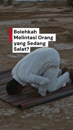 Video: Benarkah Melintas di Depan Orang yang Sedang Salat Itu Haram?
