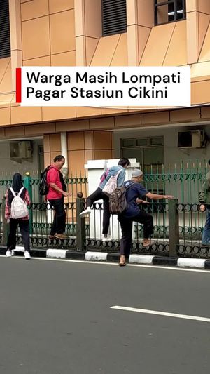 Video: Duh, Sejumlah Warga Masih Nekat Lompati Pagar Stasiun Cikini